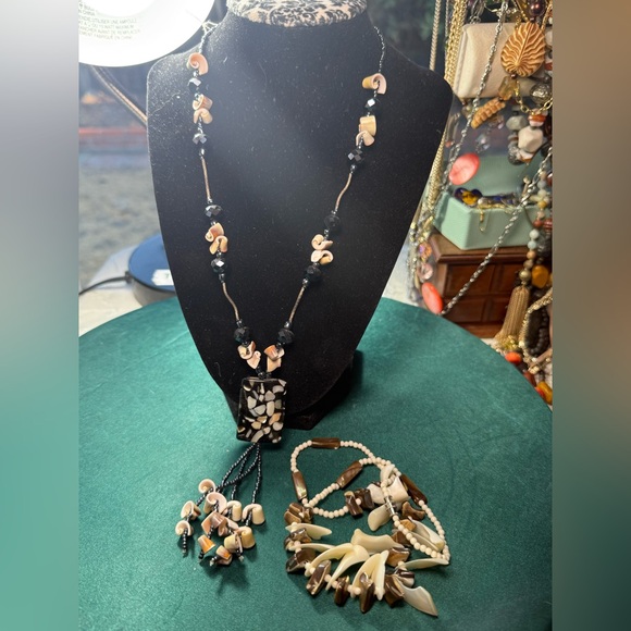 Elegant Black and Cream Necklace Set‎ - Picture 5 of 5